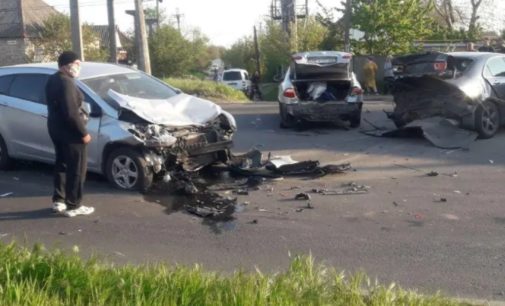 Ребенка госпитализировали: в Никополе столкнулись 3 автомобиля