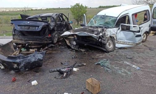 На трассе «Харьков-Симферополь» столкнулись BMW и Renault: водителя зажало обломками автомобилей, пострадали 4 человека