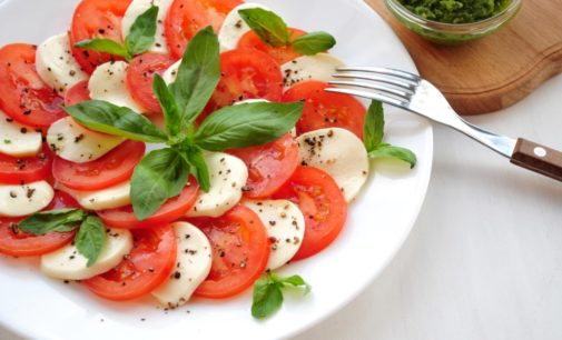 Идеальное диетическое блюдо: салат с помидорами и моцареллой для похудения