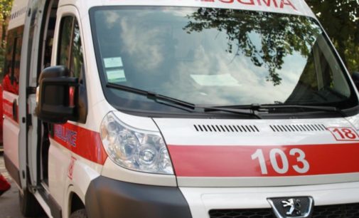 На Нивках в Киеве автомобиль сбил курьера: парня госпитализировали