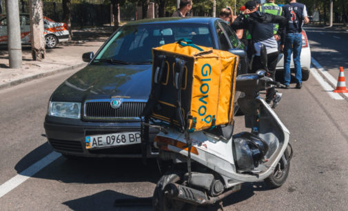 В Днепре авто Skoda сбило скутер курьера известной фирмы доставки