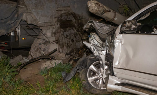 Пьяный водитель на Lexus протаранил ограждение и повредил несколько авто в Днепре
