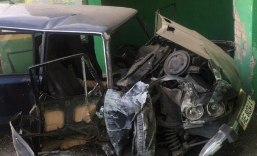 В Днепре ВАЗ влетел в остановку: есть пострадавшие