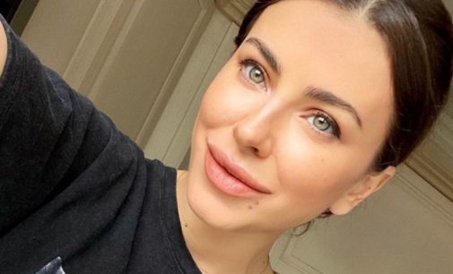 Ани Лорак похвасталась роскошной фигурой в коротком топе