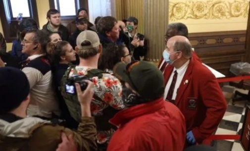 Десятки вооруженных жителей США пошли на штурм из-за карантина