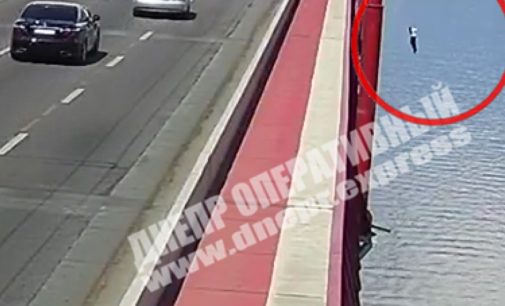 Видеокамера на Новом мосту в Днепре зафиксировала самоубийство