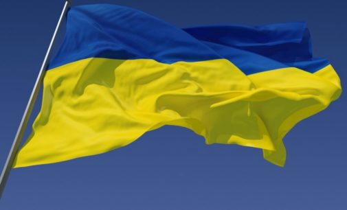 Пьяные подростки в Запорожье сорвали флаг Украины и пинали его ногами