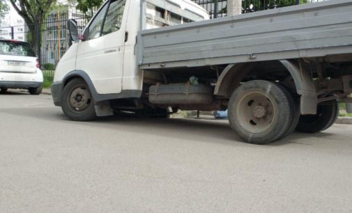 На Оболони в Киеве под асфальт провалилась «Газель»