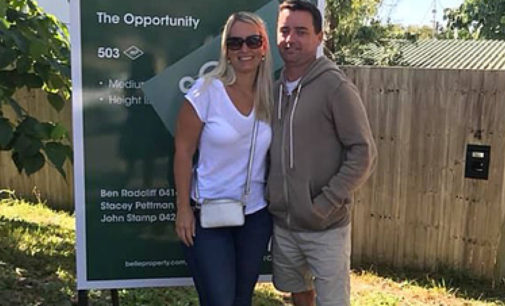 Грабитель просил его подвезти, а потом убежал: голые муж и жена испугали злоумышленника, который уже сел в их авто