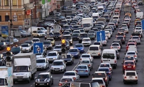 Гигантские очереди на трамвай: В Сети появилось видео транспортного коллапса в Киеве