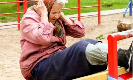 В Мелитополе 72-летняя старушка качала пресс: в Сети обсуждают необычные кадры с детской площадки