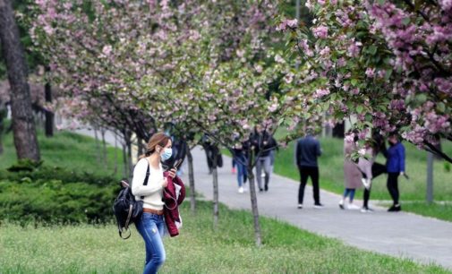 Кабмин разрешил украинцам ходить группами до восьми человек