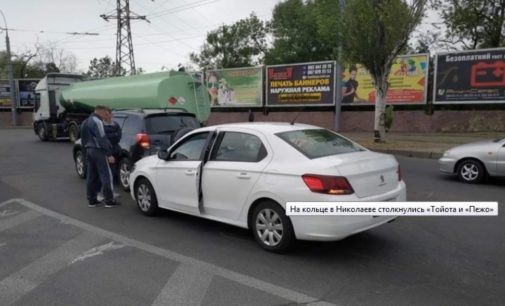 В Николаеве столкнулись «Тойота и «Пежо»
