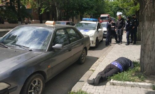 В Николаеве, пока пьяный таксист спал на обочине, в его авто нашли наркотики