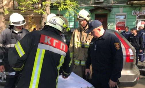 В Одессе обрушилась часть жилого дома: фото и видео с места ЧП