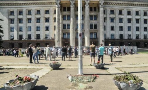 В Одессе на Куликово поле 2 мая пускают по 2 человека: люди возлагают цветы в память о погибших тут в 2014 году