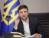 Зеленский заявил, что предприятия в Украине закрылись из-за низкого курса гривны